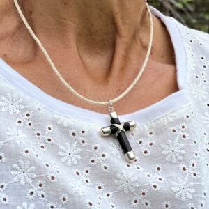 Cruz de madera y plata